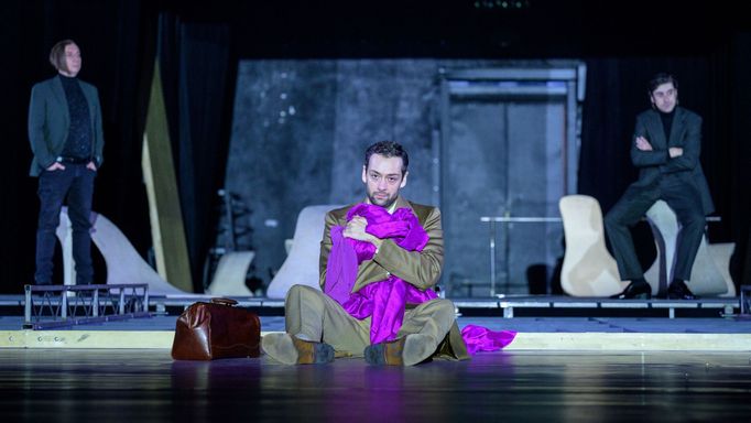 Radúz Mácha jako Karel Bovary.