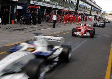 Formule vyjíždějí z boxů na trať kvalifikace