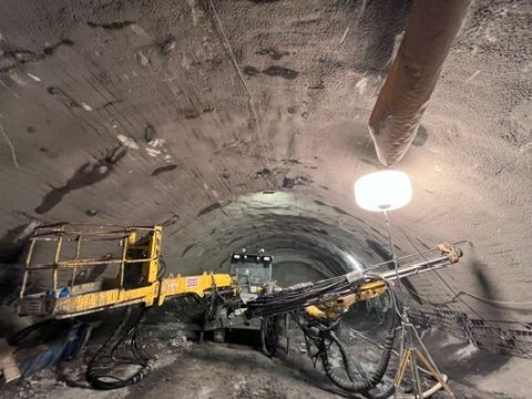 den otevřených dveří stavba metra D úsek Pankrác Olbrachtova