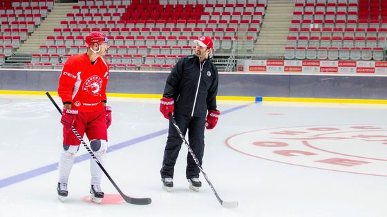 Dva muži s Kanady. Radek Bonk (vlevo) žije v Ottawě a Ocelářům přiletěl na pár dní pomoct s tréninkem. Martin Růžička (vpravo) strávil v Kanadě první část letní přípravy.