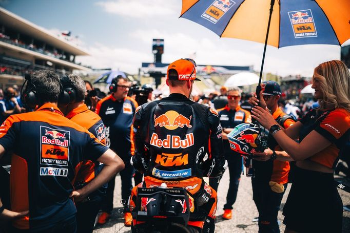 Grid girls na závodě MotoGP v Austinu - Brad Binder