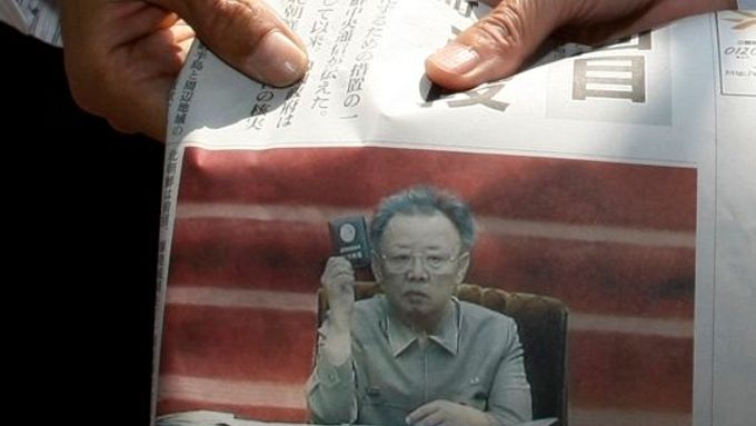 Kim Čong-il na titulní straně zvláštního vydání japonských novin referujícího o jaderném testu KLDR