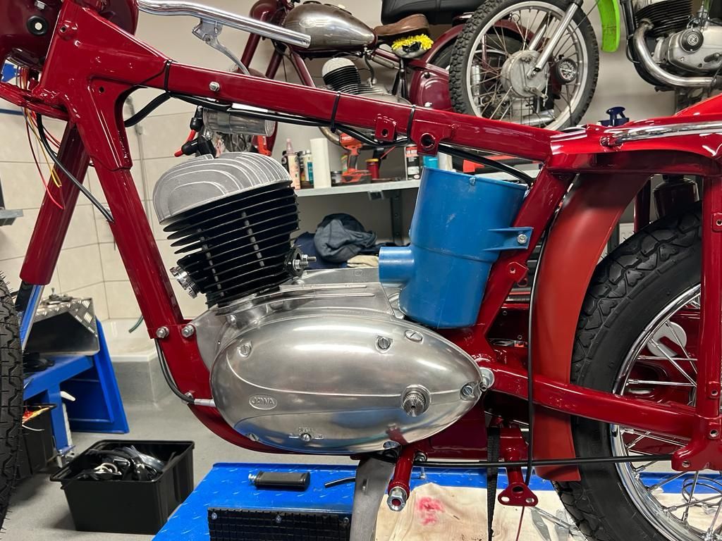 Renovujeme Jawu, druhý díl o skládání motorky