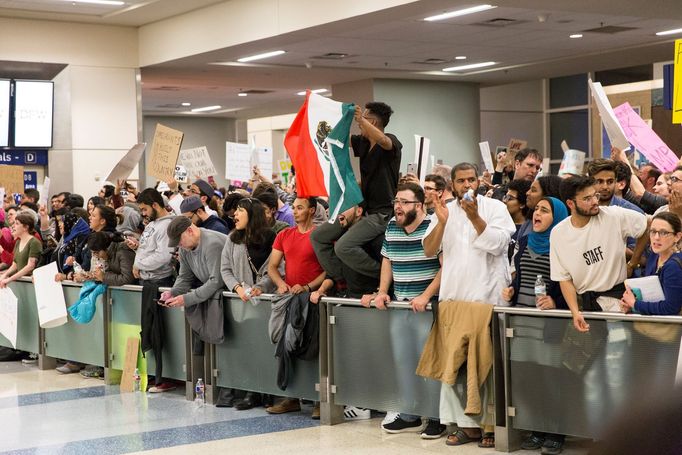 Americký prezident Donald Trump uvalil na mnoho muslimů zákaz přicestovat do USA.