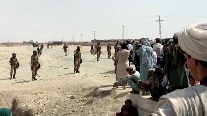 "Nemáme ani jídlo, ani peníze." Stovky lidí jsou uvězněny na hranici Afghánistánu a Pákistánu