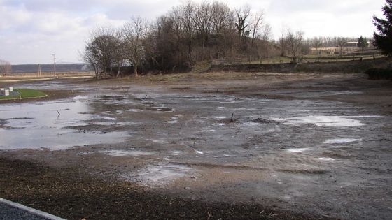 Novodobé Pompeje. Jak žije ves zalitá rudým toxickým kalem