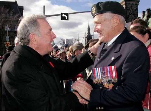 Kanadský premiér Paul Martin zdraví válečného veterána