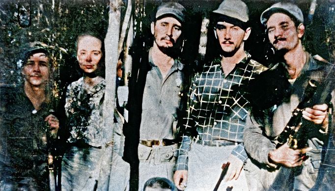 Fidel Castro,Vilma Espinová (druhá zleva), tehdejší přítelkyně a pozdější manželky Raula Castra a další partyzáni. Rok 1958. Kolorováno