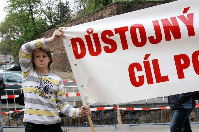 "Důstojný život každého člověka, cíl politiky Jiřího Čunka," stálo na tomto transparentu, který byl rozvinut na poslední dvě minuty demonstrace.