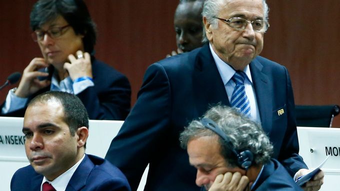 Sepp Blatter už ani na šéfa světového fotbalu kandidovat nechtěl, šance pod ním sedícího Michela Platiniho výrazně oslabují. Co jednou nezvládl, bude však chtít napravit jordánský princ Alí (vlevo)