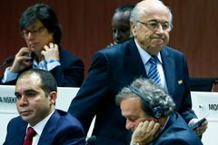 Blatter stahuje Platiniho do propasti. Odvrátí pád v Lausanne? A přijde chvíle Damkové?