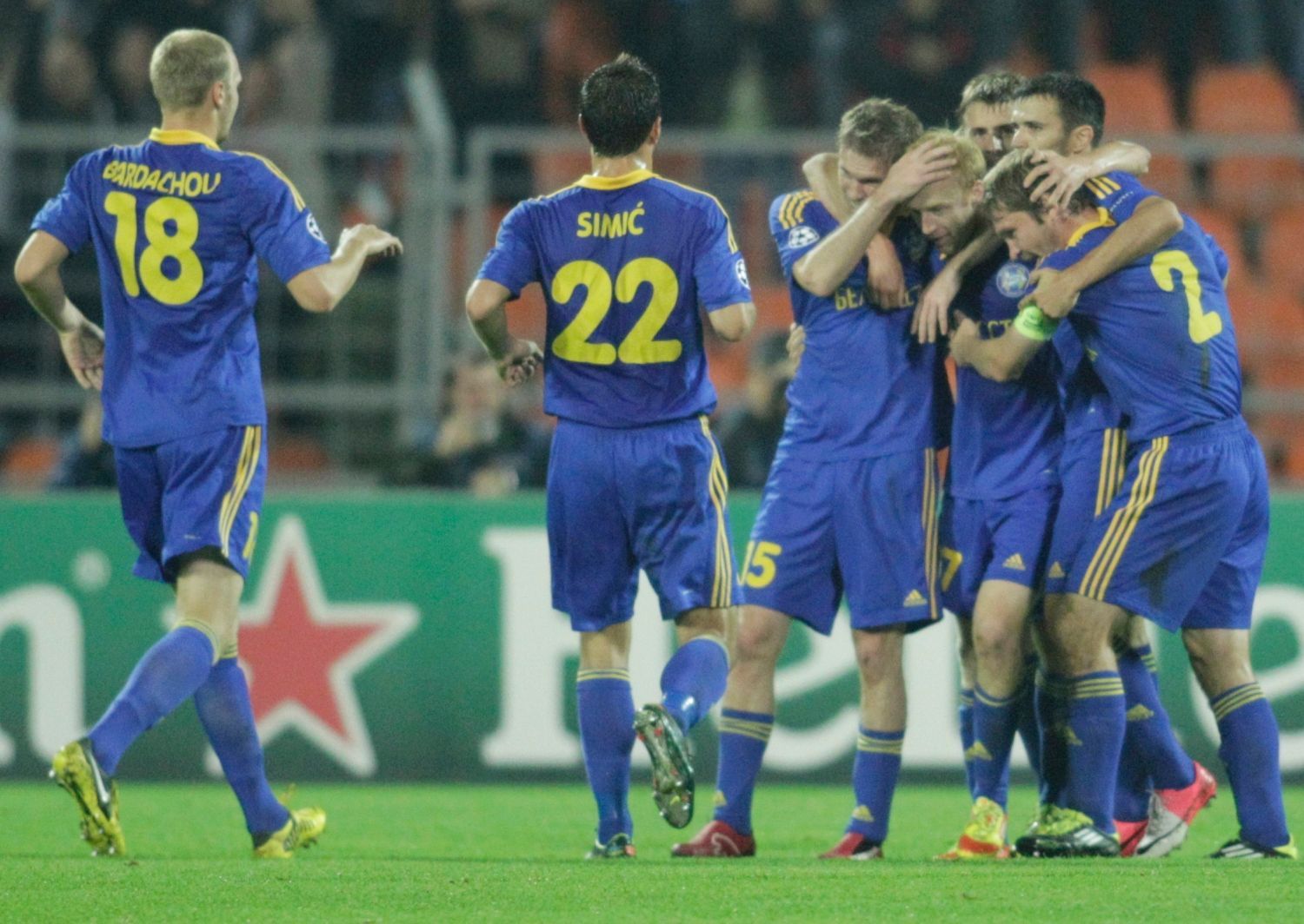 Fotbalisté BATE Borisova slaví gól v utkání Ligy mistrů 2012/13 proti Bayernu Mnichov.