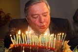Miroslav Šlouf sfouknul šedesát svíček na dortu rychle, i když na několik nádechů.