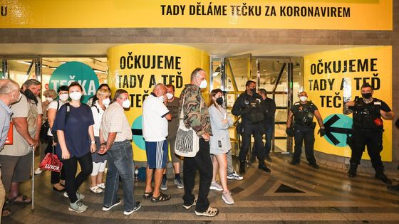 Foto: Bez registrace, zato ve frontě. Česko už na dvou místech očkuje i kolemjdoucí