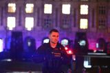 Policista při zásahu v Praze.