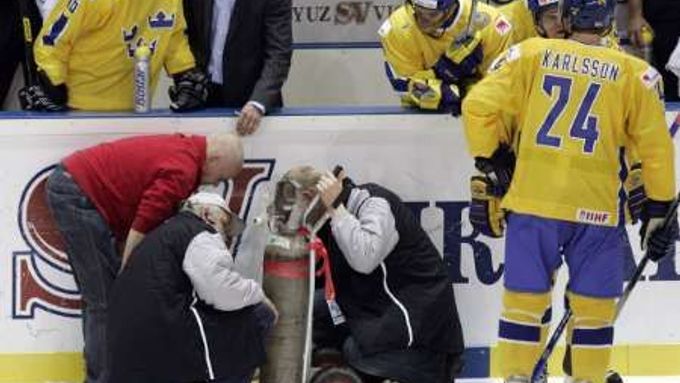 Zápas Švýcarska se Švédskem byl na půl hodiny přerušen kvůli opravě díry v ledu.