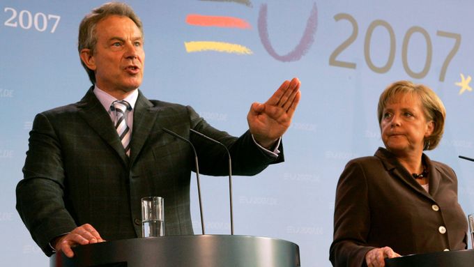 German Chancellor Angela Merkel and British Prime Minister Tony Blair (L) address a news conference after a meeting at the Chancellery in Berlin April 24, 2007. REUTERS/Arnd Wiegmann (GERMANY)