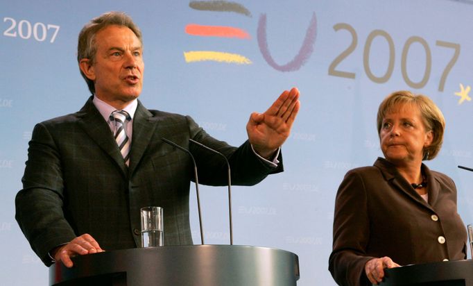 German Chancellor Angela Merkel and British Prime Minister Tony Blair (L) address a news conference after a meeting at the Chancellery in Berlin April 24, 2007. REUTERS/Arnd Wiegmann (GERMANY)