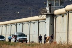 Využili stavební závady. Z přísně střežené věznice v Izraeli uprchlo šest Palestinců