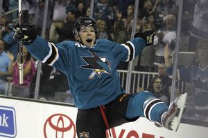 Tomáš Hertl se raduje z prvního gólu v NHL
