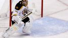 Tuukka Rask slaví vítězství Bostonu v NHL 2013