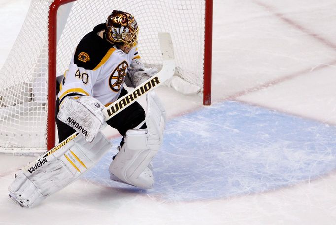 Tuukka Rask slaví vítězství Bostonu v NHL 2013