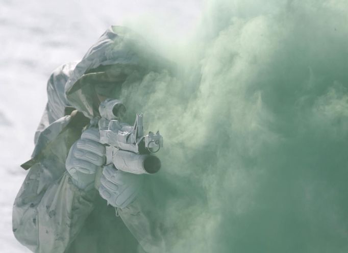 A U.S. marine attends a winter military drill in Pyeongchang, about 180 km (112 miles) east of Seoul February 7, 2013. North Korea has vowed to conduct more rocket and nuclear tests in response to a U.N. censure for its launch of a long-range missile launch in December. On Tuesday, it vowed "stronger" but unspecified actions in addition to the test. REUTERS/Lee Jae-Won (SOUTH KOREA - Tags: MILITARY) Published: Úno. 7, 2013, 9:49 dop.