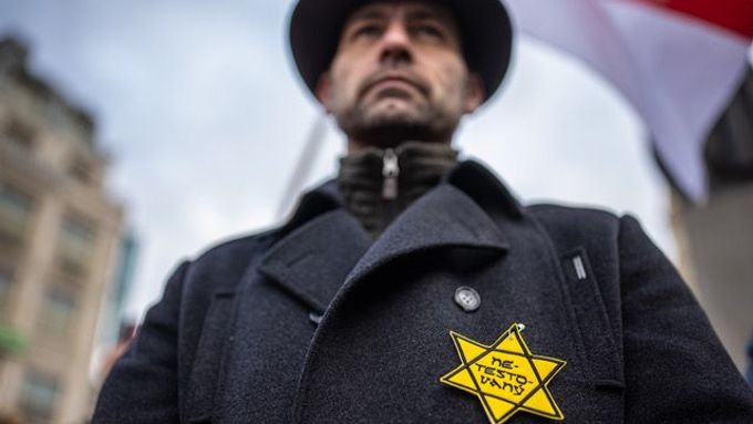 Židovské hvězdy na demonstraci odpůrců očkování v Praze.