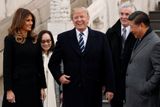 Donald Trump byl návštěvou potěšen. Fotografií, na kterých hýří úsměvem, je bezpočet.