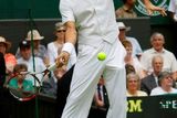 Jeden z horkých favoritů turnaje, Roger Federer, se rozcvičuje před svým zápasem prvníh kola porit Lu - Yen - Hsunovi na Wimbledonu.