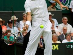 Federer je miláčkem fanoušků ve Wimbledonu i kvůli své retro módě.