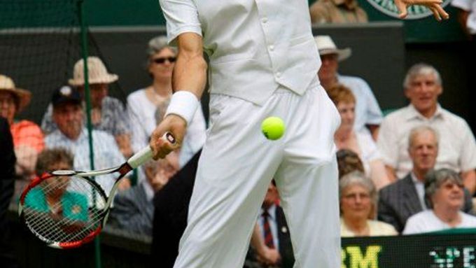 Roger Federer se rozcvičuje před svým zápasem prvního kola proti Lu Yen Hsunovi na grandslamovém Wimbledonu.