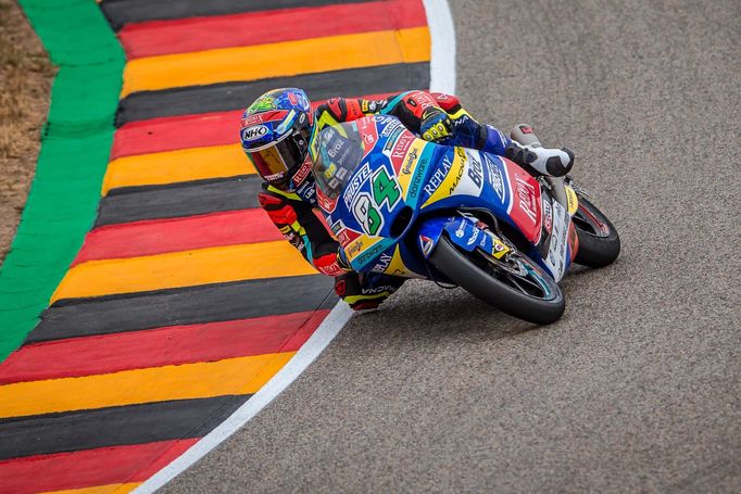 Jakub Kornfeil na KTM v závodě Moto3 na Sachsenringu 2019