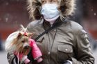 Slovensko má asi první oběť chřipky a zavírá hranice