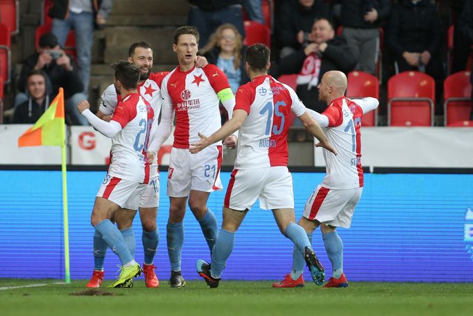 fotbal, Fortuna:Liga 2018/2019, Slavia - Baník Ostrava, Milan Škoda a radost hráčů Slavie po jeho prvním gólu utkání