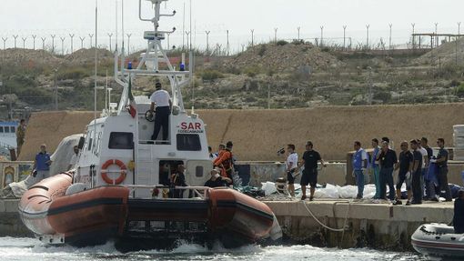 Pobřežní stráž u Lampedusy, kde se potopila loď se zhruba 500 běženci.
