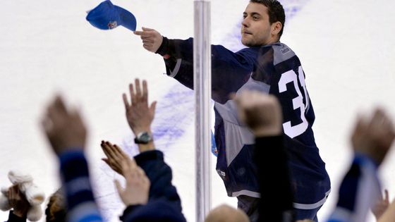 Gólman Winnipegu Tomáš Pavelec odměňoval fanoušky, kteří přišli na přípravu svého týmu, čepicemi. Horečka hokejových příznivců stoupá!