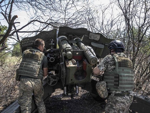 Ukrajinští dělostřelci pálí na ruské pozice u Chersonu.