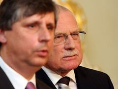 Tehdejší premiér Jan Fischer na schůzce s tehdejším prezidentem Václavem Klausem v Lánech.