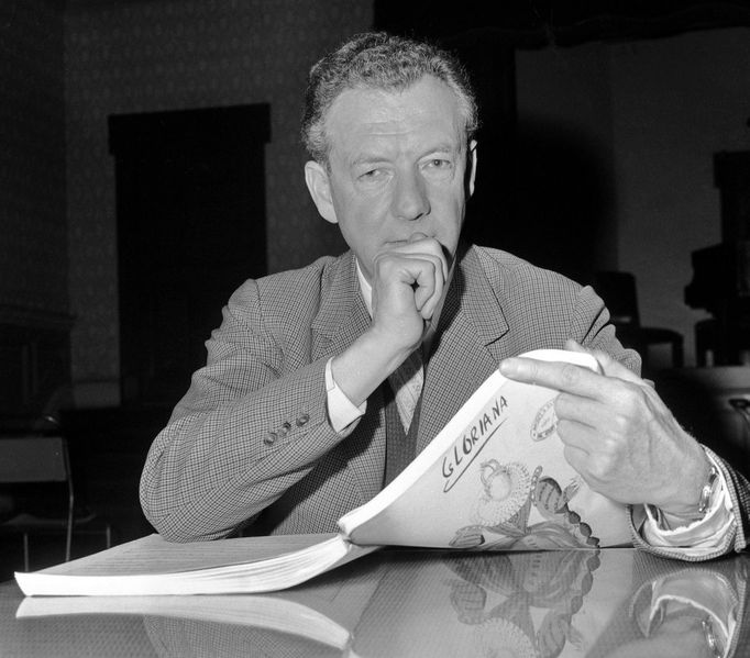 Benjamin Britten s partiturou korunovační opery Gloriana, složenou u příležitosti nástupu královny Alžběty II. na trůn.