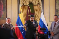 Maduro se bojí o život, hlídají ho ruští vojáci. USA hovoří o venezuelské provokaci