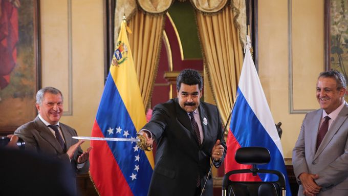 Venezuelský prezident Nicolás Maduro s replikou meče Simóna Bolívara, venezuelského generála a vůdčí postavu boje za nezávislost.