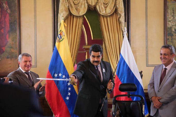 Venezuelský prezident Nicolás Maduro s replikou meče Simóna Bolívara, venezuelského generála a vůdčí postavu boje za nezávislost.