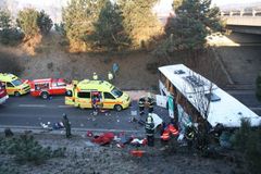 Nehoda autobusu s francouzskými školáky má druhou oběť