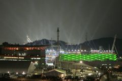 Video: Olympijský stadion žil slavnostním zahájením, na závěr přišel velkolepý ohňostroj