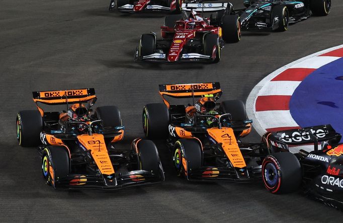 Oscar Piastri a Lando Norris (McLaren) ve VC Singapuru