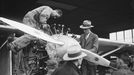 Charles Lindbergh a letecký mechanik u letadla Spirit of St. Louis. Fotografie z roku 1927.