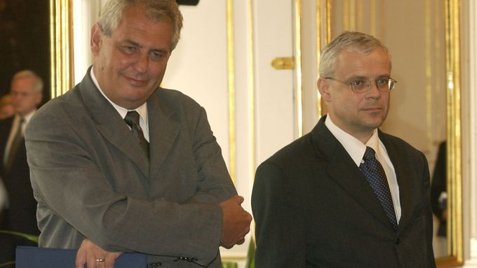 Miloš Zeman v roce 2002 jako odstupující premiér vedle svého nástupce Vladimíra Špidly.