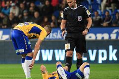 Teplice podaly po remíze s Plzní stížnost na sudího Julínka kvůli trestům pro Limberského a Bakoše