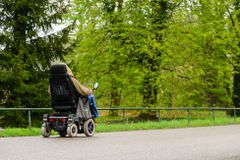 Poslanci schválili zvýšení rychlosti invalidních vozíků na 15 kilometrů za hodinu
